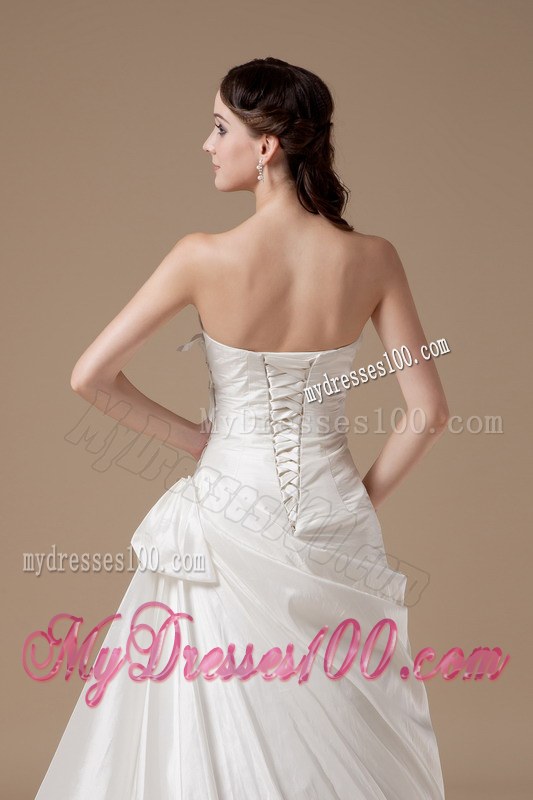 Elegant Sweetheart Brush Train Appliques Wedding Dresses