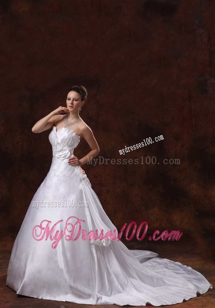 Elegant Hand Made Flowers Sweetheart Wedding Dress With Chapel Train