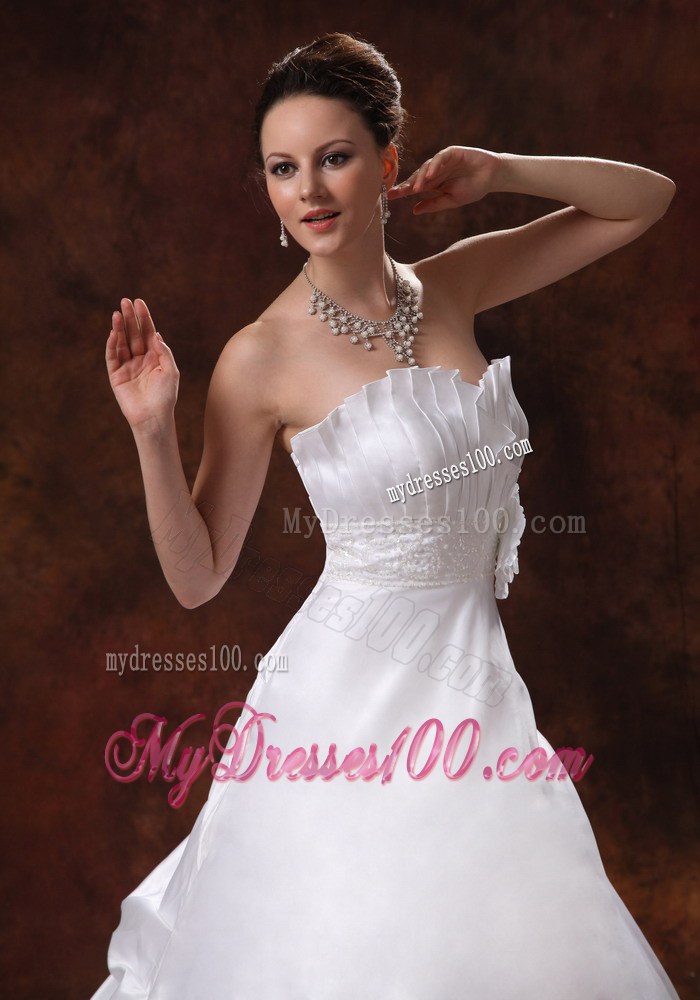 Elegant Hand Made Flowers Sweetheart Wedding Dress With Chapel Train