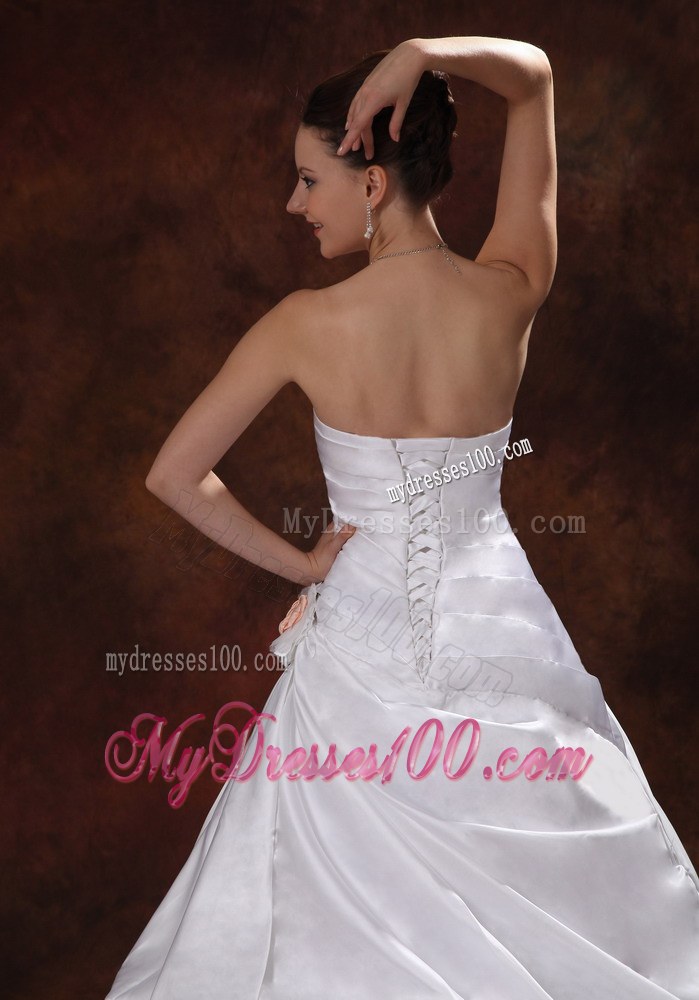 Elegant Hand Made Flowers Sweetheart Wedding Dress With Chapel Train