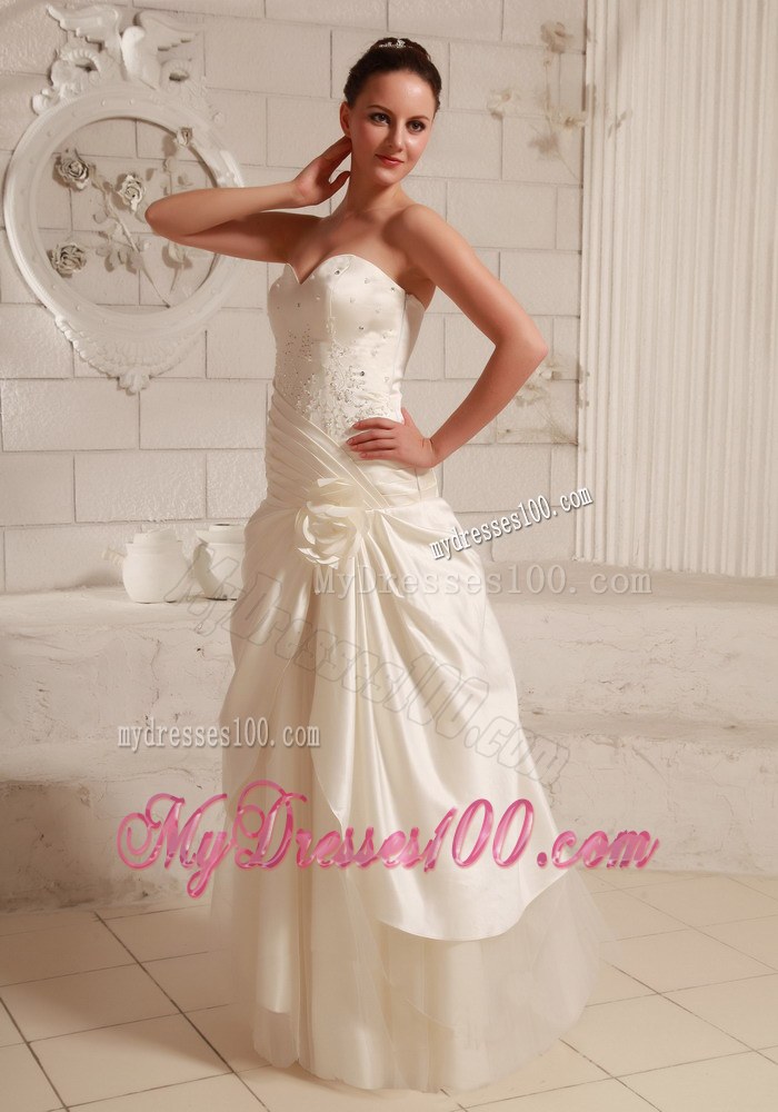 Fashionable Sweetheart 2013 Wedding Dress with Flowers and Beading
