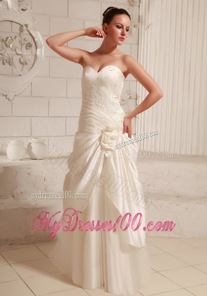 Fashionable Sweetheart 2013 Wedding Dress with Flowers and Beading