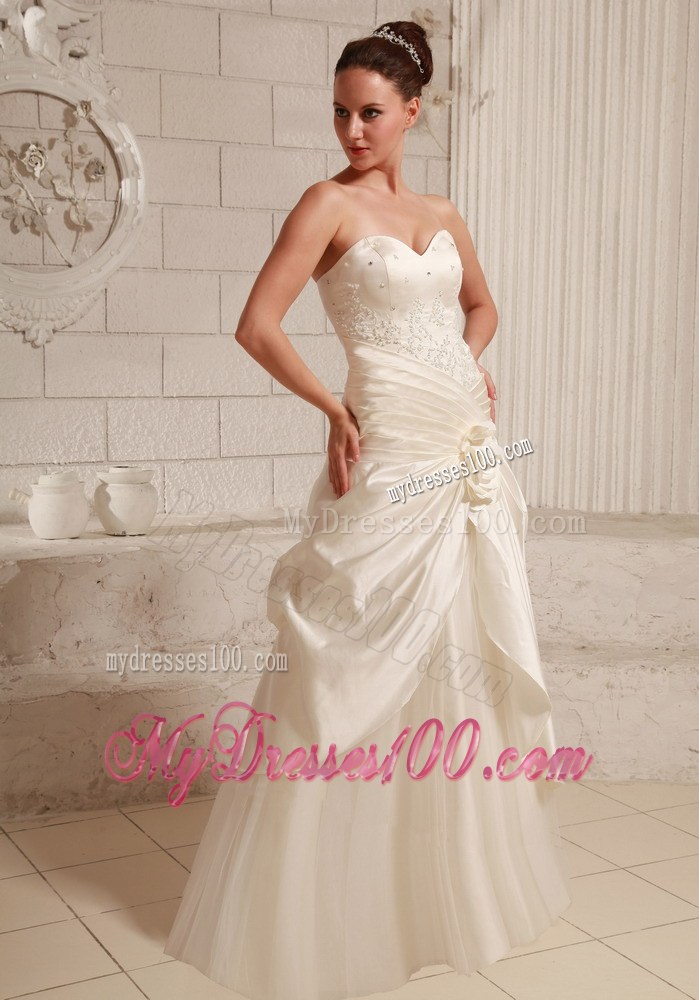 Fashionable Sweetheart 2013 Wedding Dress with Flowers and Beading