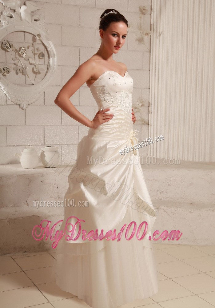 Fashionable Sweetheart 2013 Wedding Dress with Flowers and Beading
