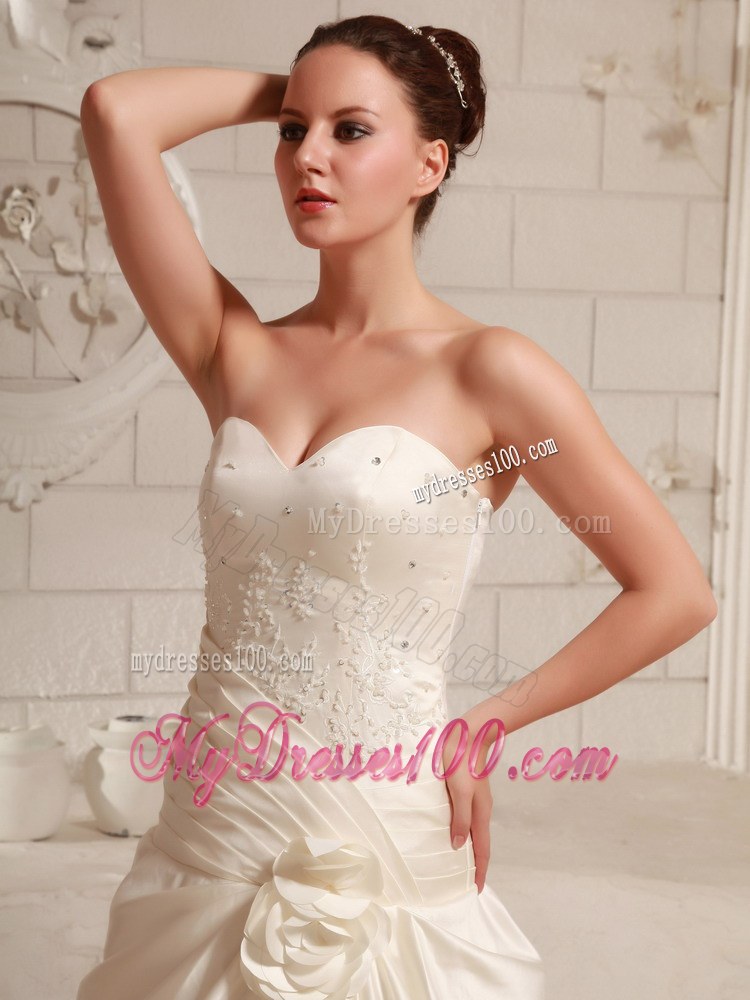 Fashionable Sweetheart 2013 Wedding Dress with Flowers and Beading