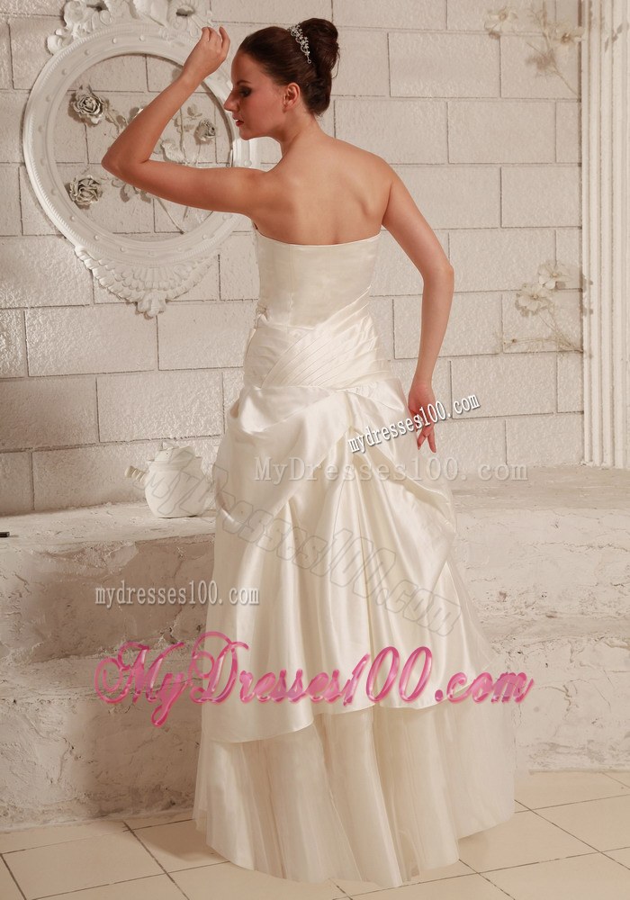 Fashionable Sweetheart 2013 Wedding Dress with Flowers and Beading