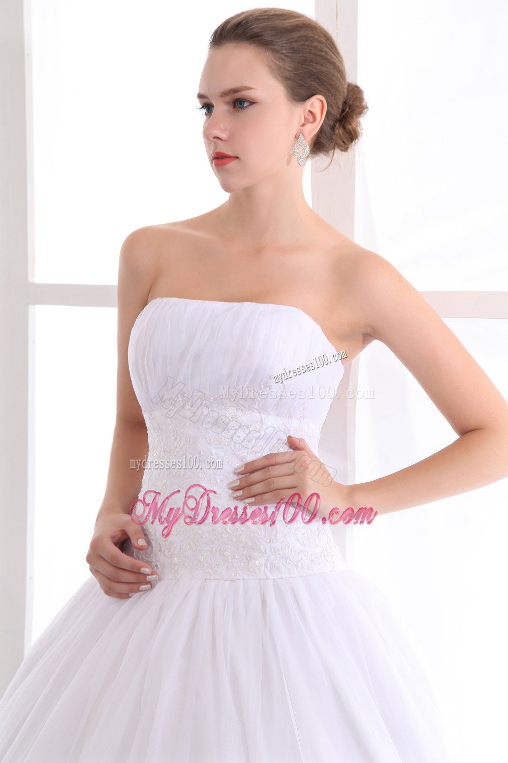 Gorgeous Strapless Floor-length Graceful Lace Wedding Gowns