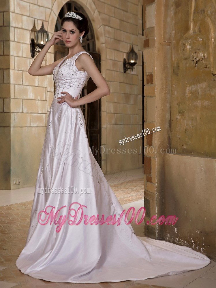 2013 Luxurious V-neck Chapel Train Beading Wedding Dresses