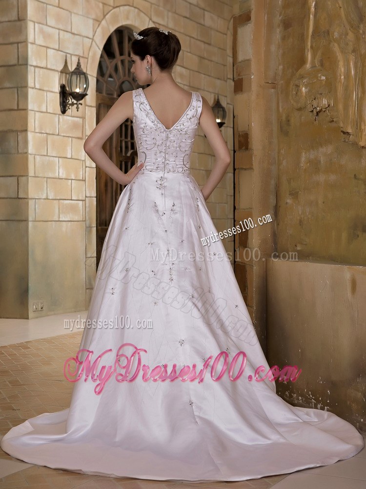 2013 Luxurious V-neck Chapel Train Beading Wedding Dresses
