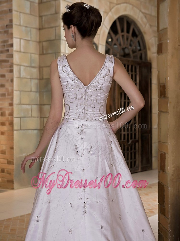 2013 Luxurious V-neck Chapel Train Beading Wedding Dresses