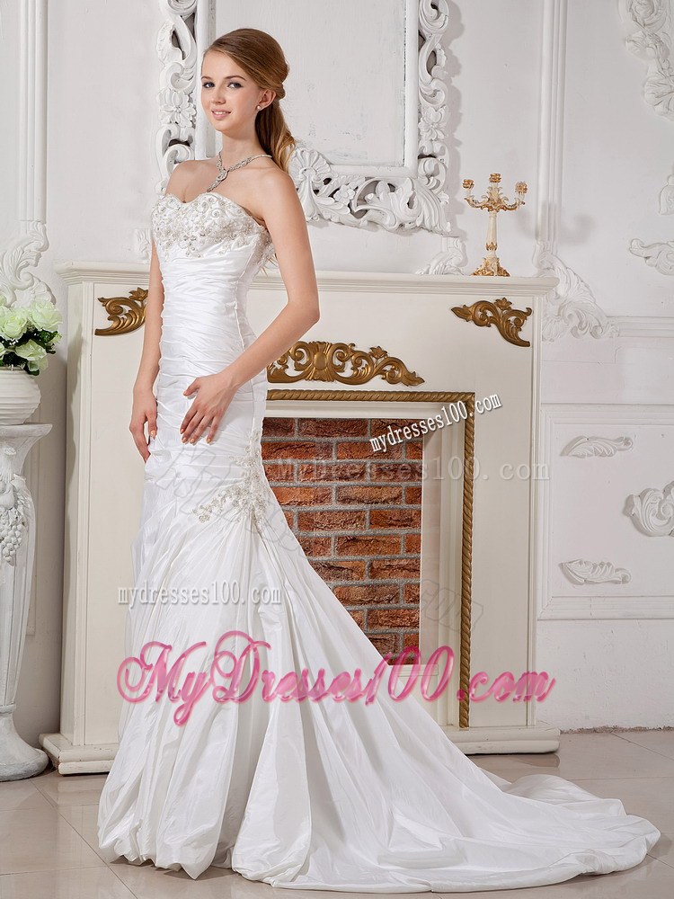 Sweetheart Court Train Wedding Gowns with Appliques and Ruching