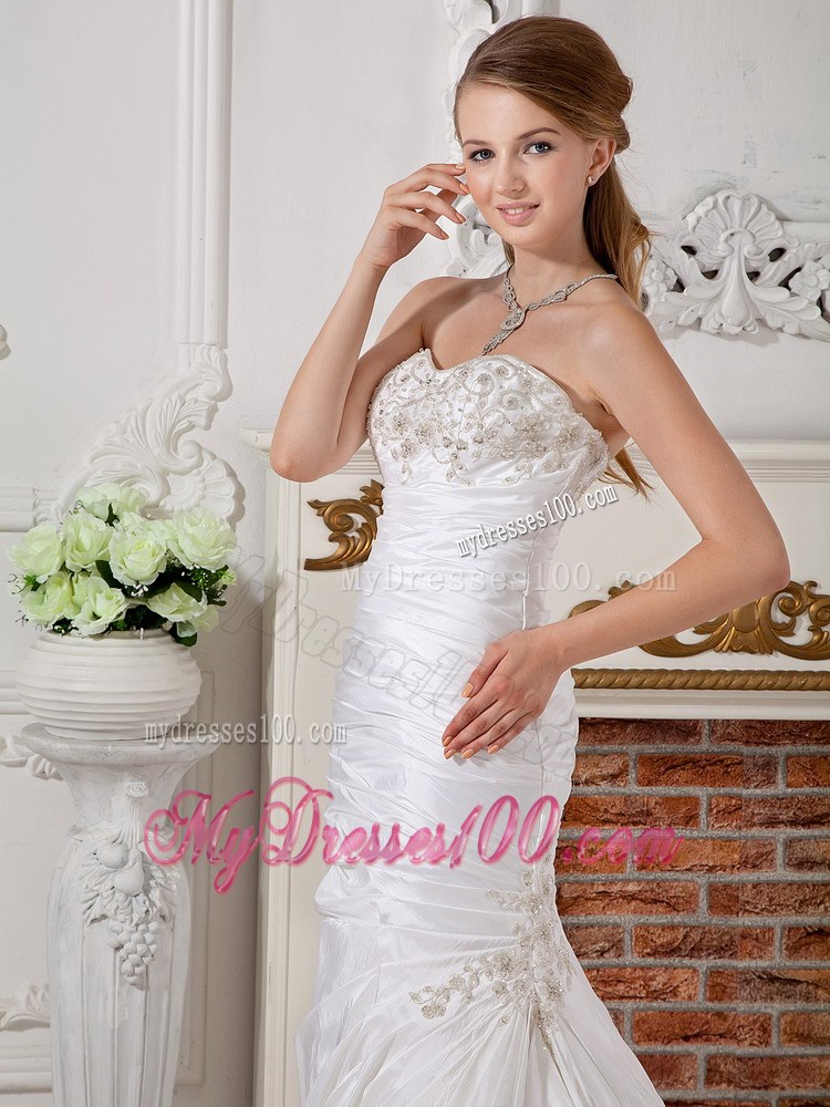 Sweetheart Court Train Wedding Gowns with Appliques and Ruching