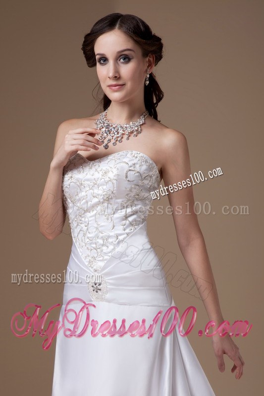Popular Sweetheart Court Train Satin Embroidery Wedding Dresses