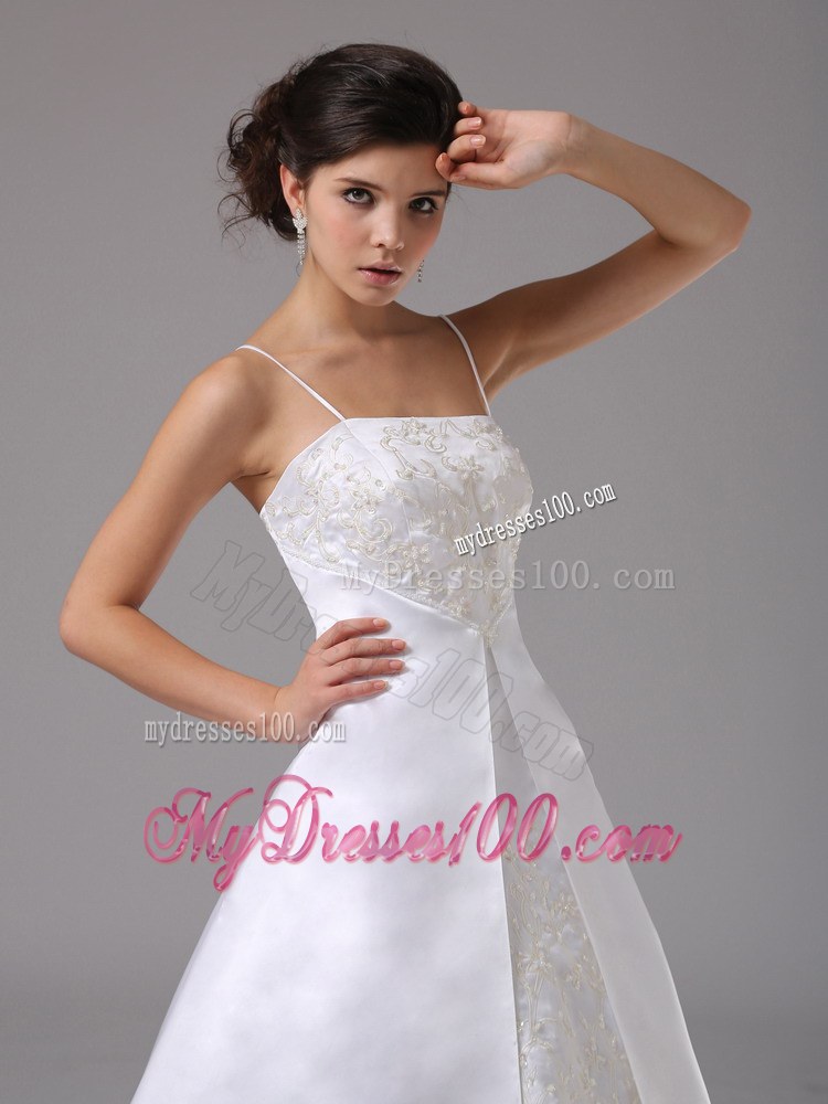 Spaghetti Straps For Luxurious Wedding Dress with Lace Court Train