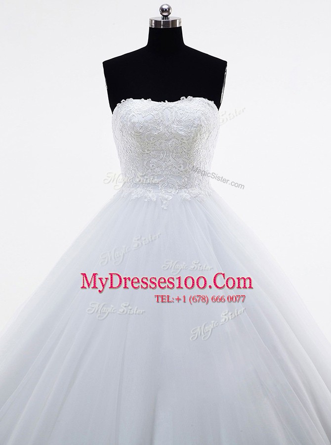 Best White Ball Gowns Strapless Sleeveless Tulle With Brush Train Clasp Handle Lace and Appliques Wedding Dresses