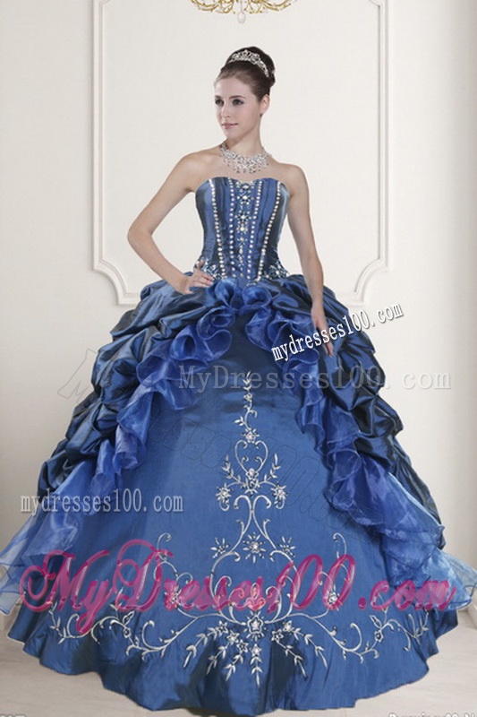 2016 Luxurious Embroidery and Beading Quinceanera Dresses
