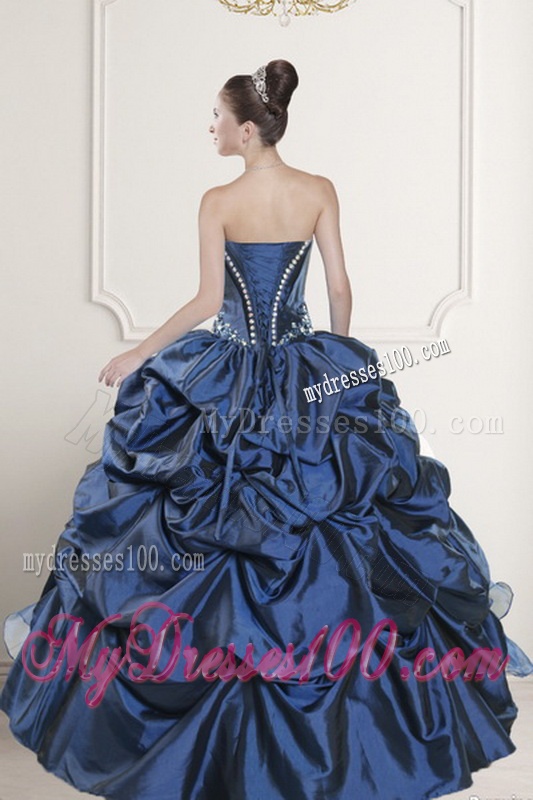2016 Luxurious Embroidery and Beading Quinceanera Dresses