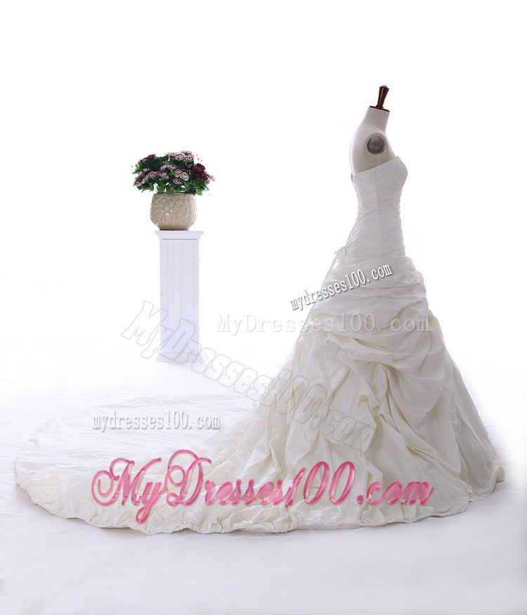 Luxurious Ruching Chapel Train Wedding Dresses for 2016