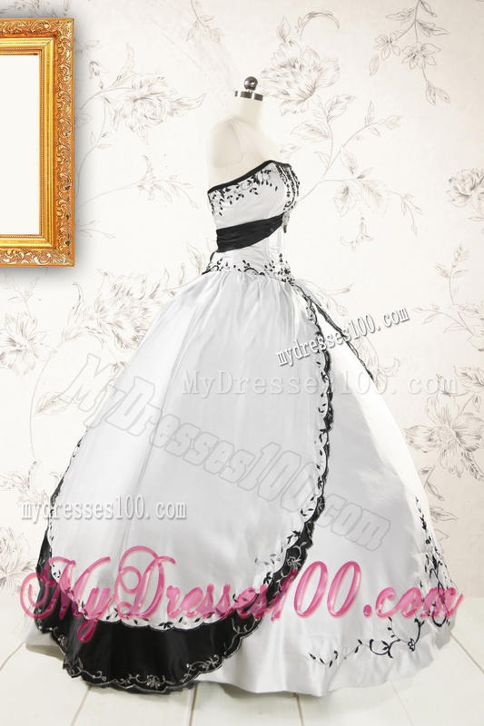 2016 Customize Embroidery White and Black Quinceanera Dresses