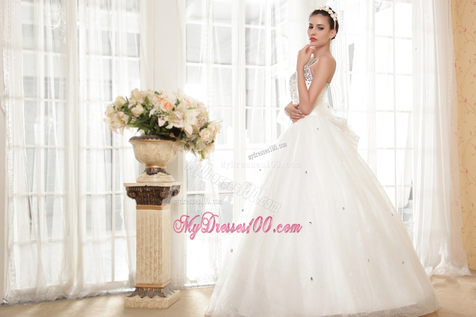 Cute Sweetheart Beaded White Wedding Gown with Handmade Flower on Back
