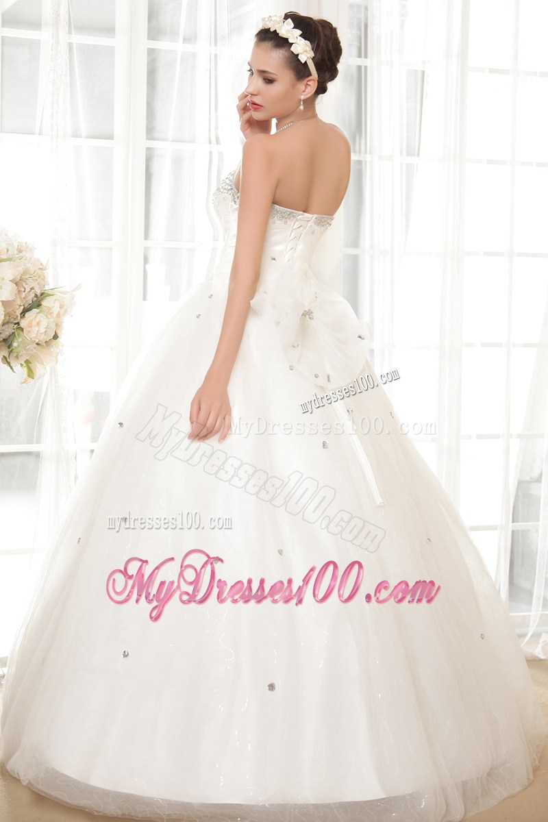 Cute Sweetheart Beaded White Wedding Gown with Handmade Flower on Back