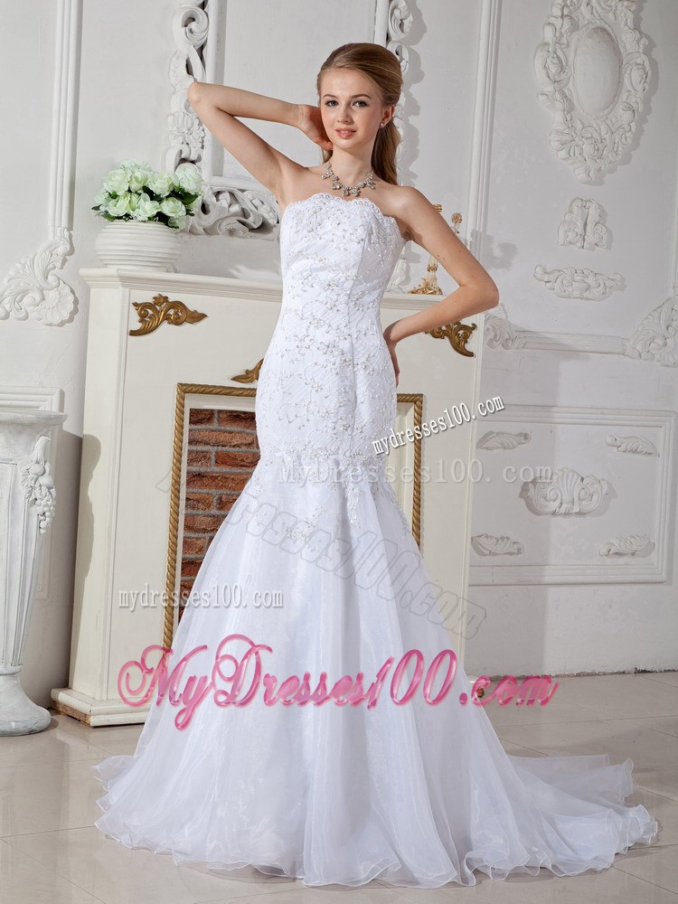 Appliques with Beadings Decorated Wedding Gown with Sweep Strain