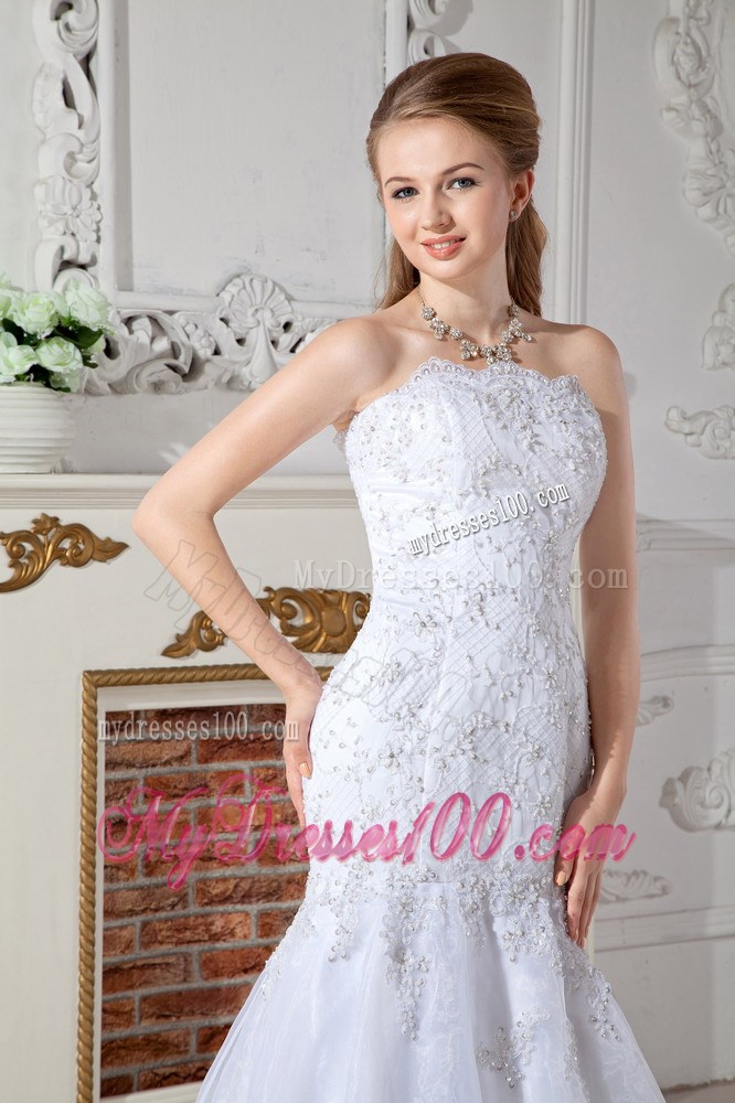 Appliques with Beadings Decorated Wedding Gown with Sweep Strain