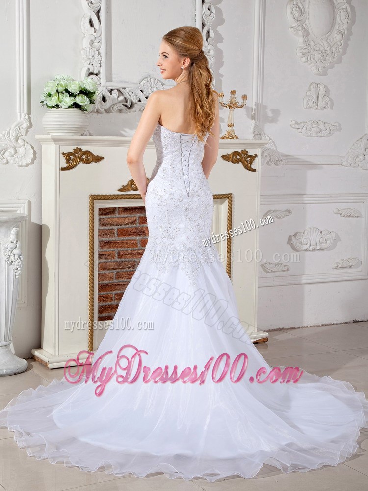 Appliques with Beadings Decorated Wedding Gown with Sweep Strain