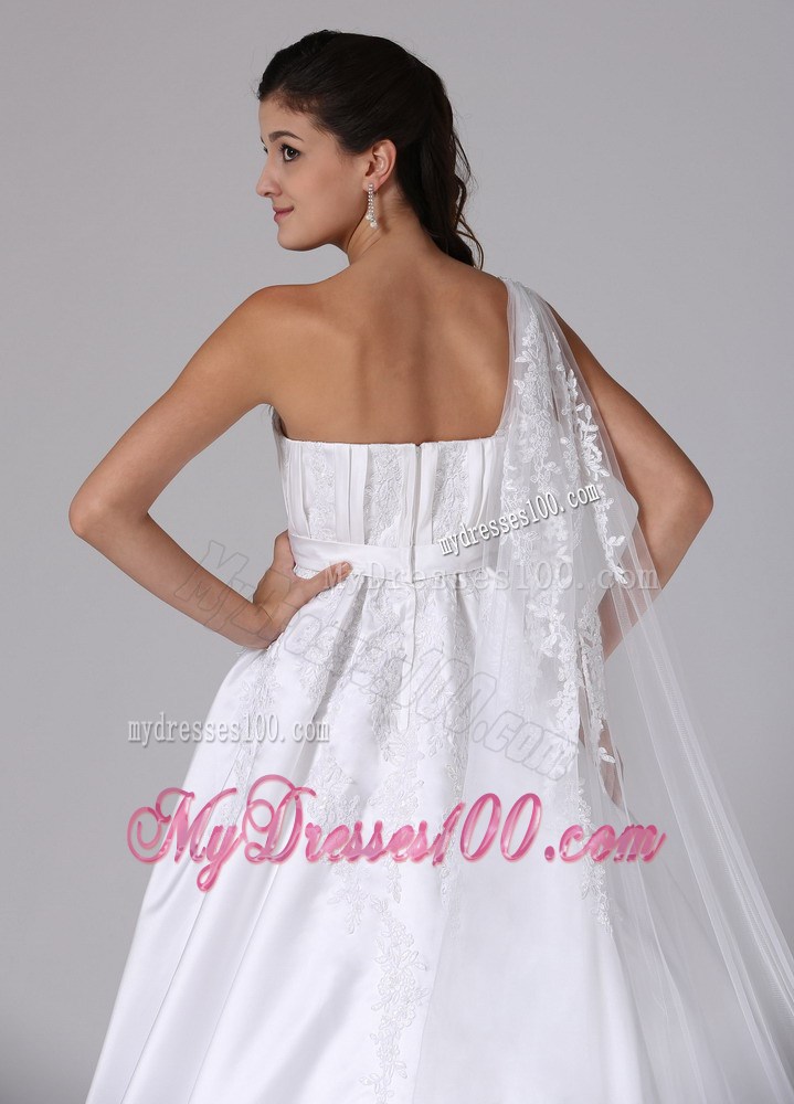One Shoulder Watteau Train Wedding Gowns Decorated with Appliques