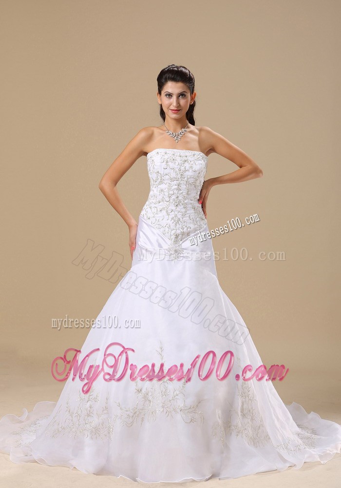 Embroideries and Beadings Decorated Wedding Dresses with Brush Train