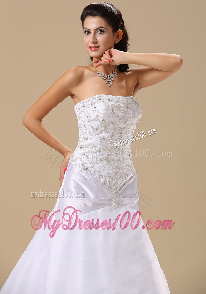 Embroideries and Beadings Decorated Wedding Dresses with Brush Train