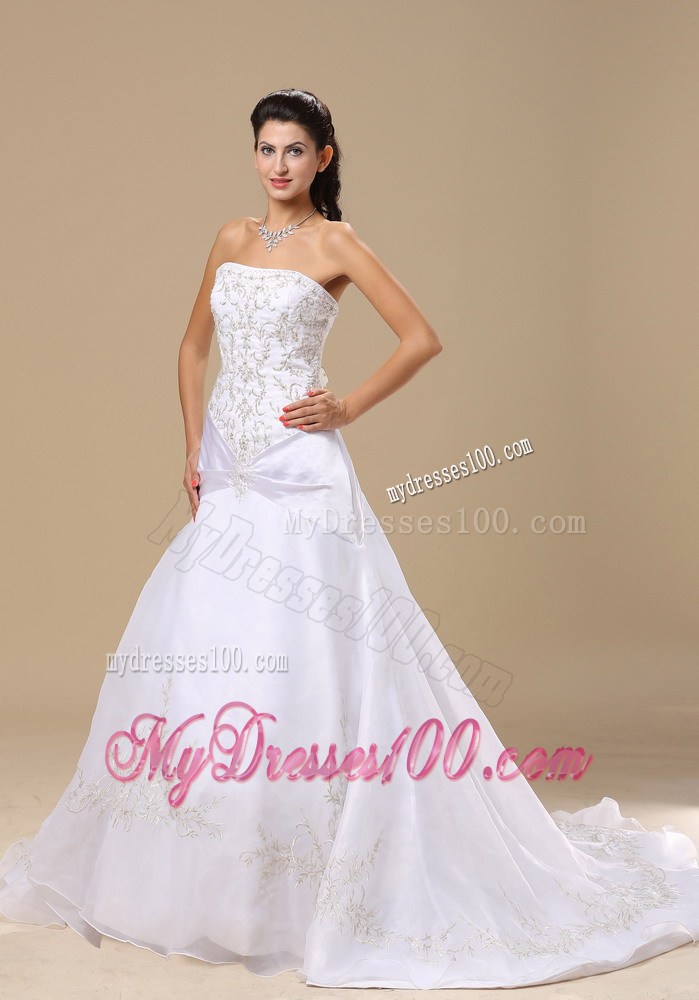 Embroideries and Beadings Decorated Wedding Dresses with Brush Train
