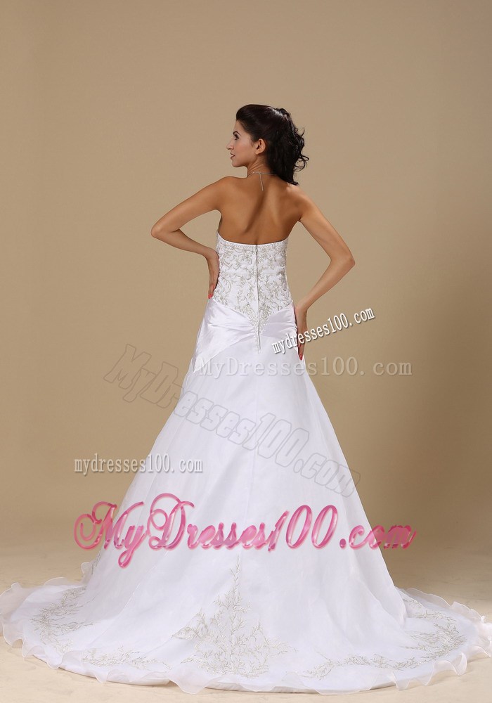 Embroideries and Beadings Decorated Wedding Dresses with Brush Train