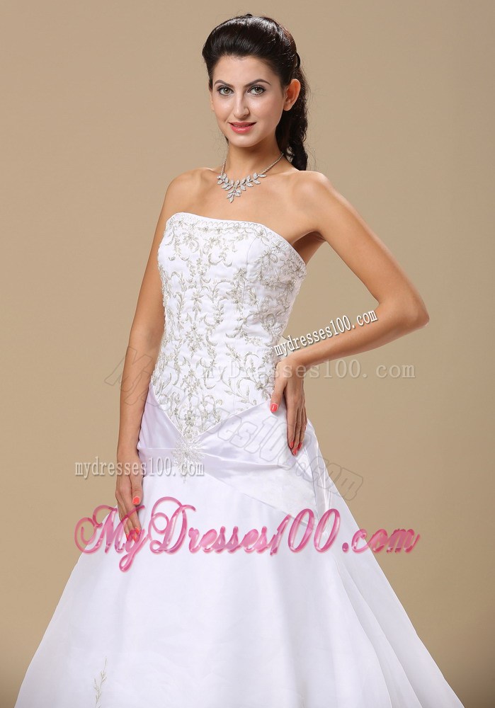 Embroideries and Beadings Decorated Wedding Dresses with Brush Train
