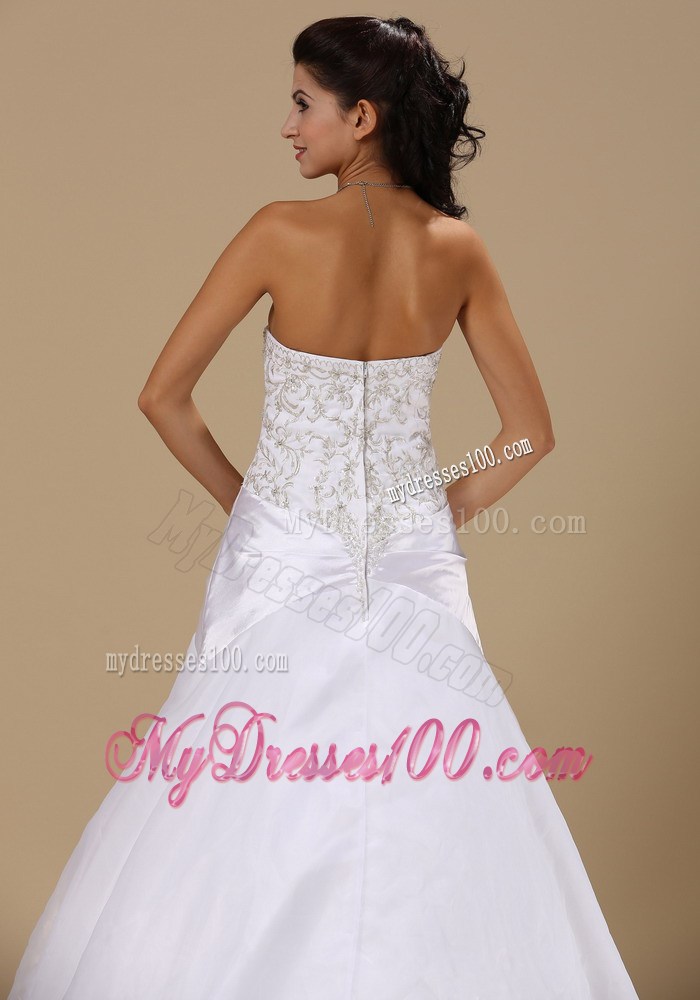 Embroideries and Beadings Decorated Wedding Dresses with Brush Train