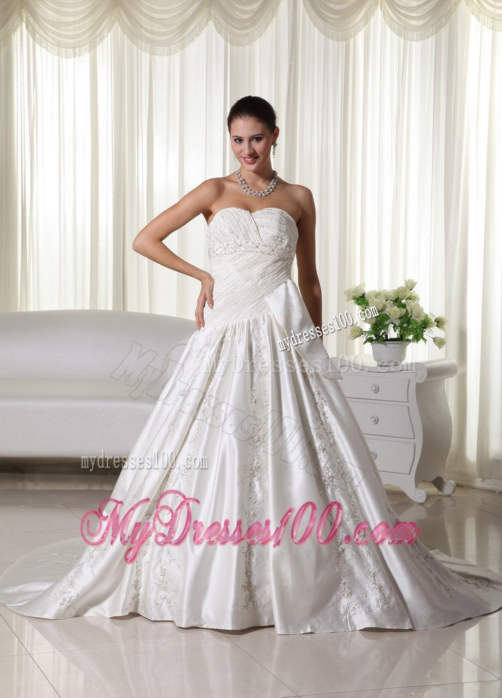 Jewelries Ruching and Appliques Decorated Bridal Dress with Court Train