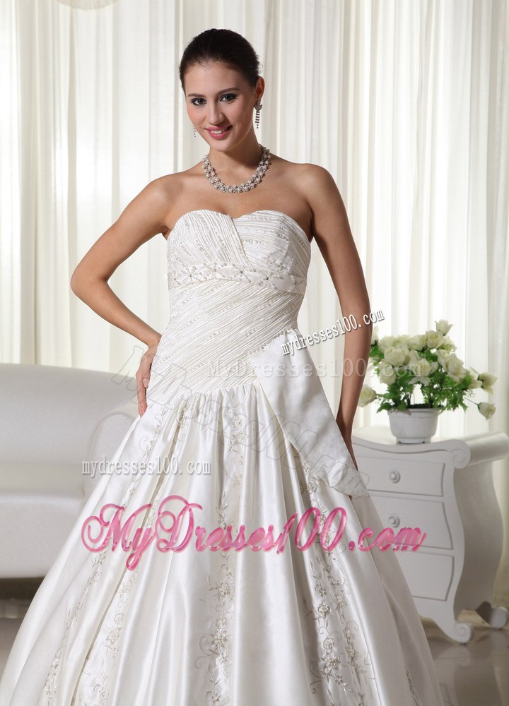 Jewelries Ruching and Appliques Decorated Bridal Dress with Court Train