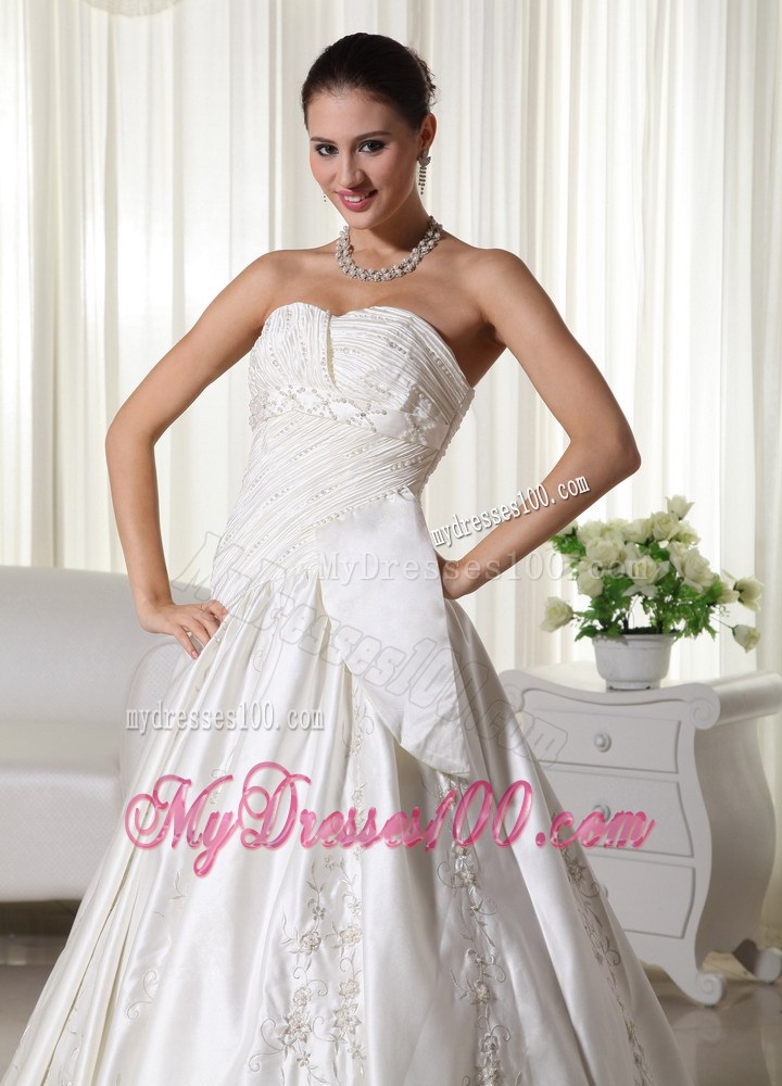 Jewelries Ruching and Appliques Decorated Bridal Dress with Court Train