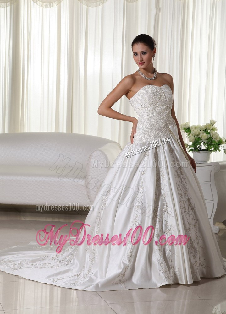 Jewelries Ruching and Appliques Decorated Bridal Dress with Court Train