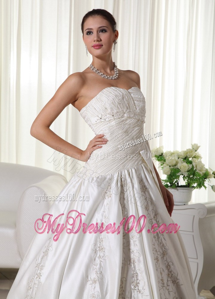 Jewelries Ruching and Appliques Decorated Bridal Dress with Court Train
