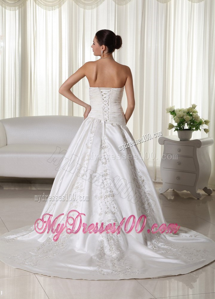 Jewelries Ruching and Appliques Decorated Bridal Dress with Court Train