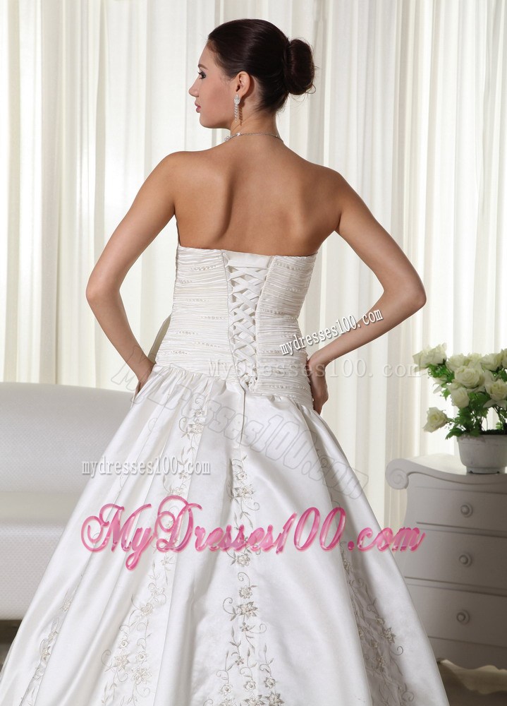 Jewelries Ruching and Appliques Decorated Bridal Dress with Court Train
