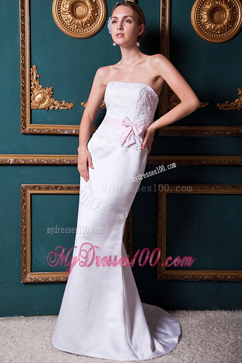 Button Down Back Appliqued White Bridal Gowns with Pink Bowknot