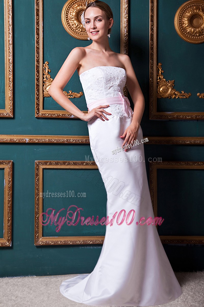 Button Down Back Appliqued White Bridal Gowns with Pink Bowknot