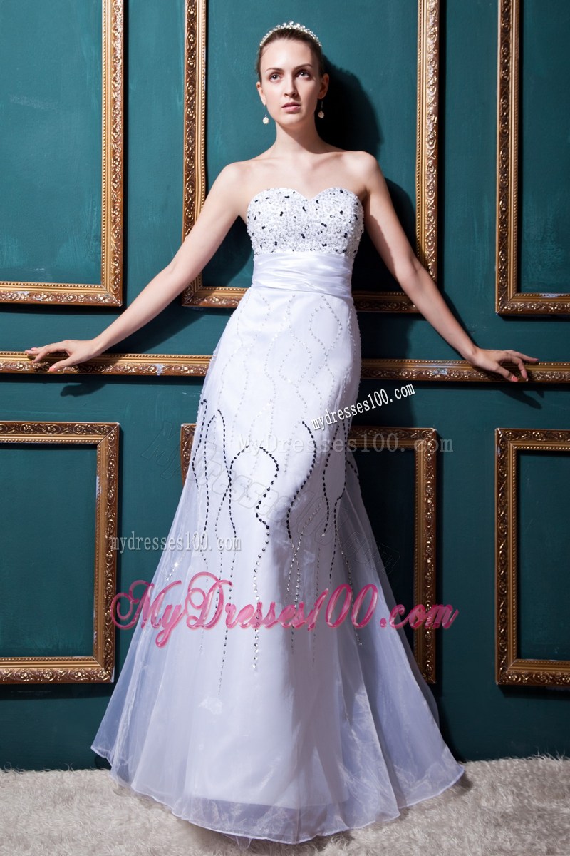 Pretty Lilac Column Sweetheart Strapless Wedding Gown with Beading