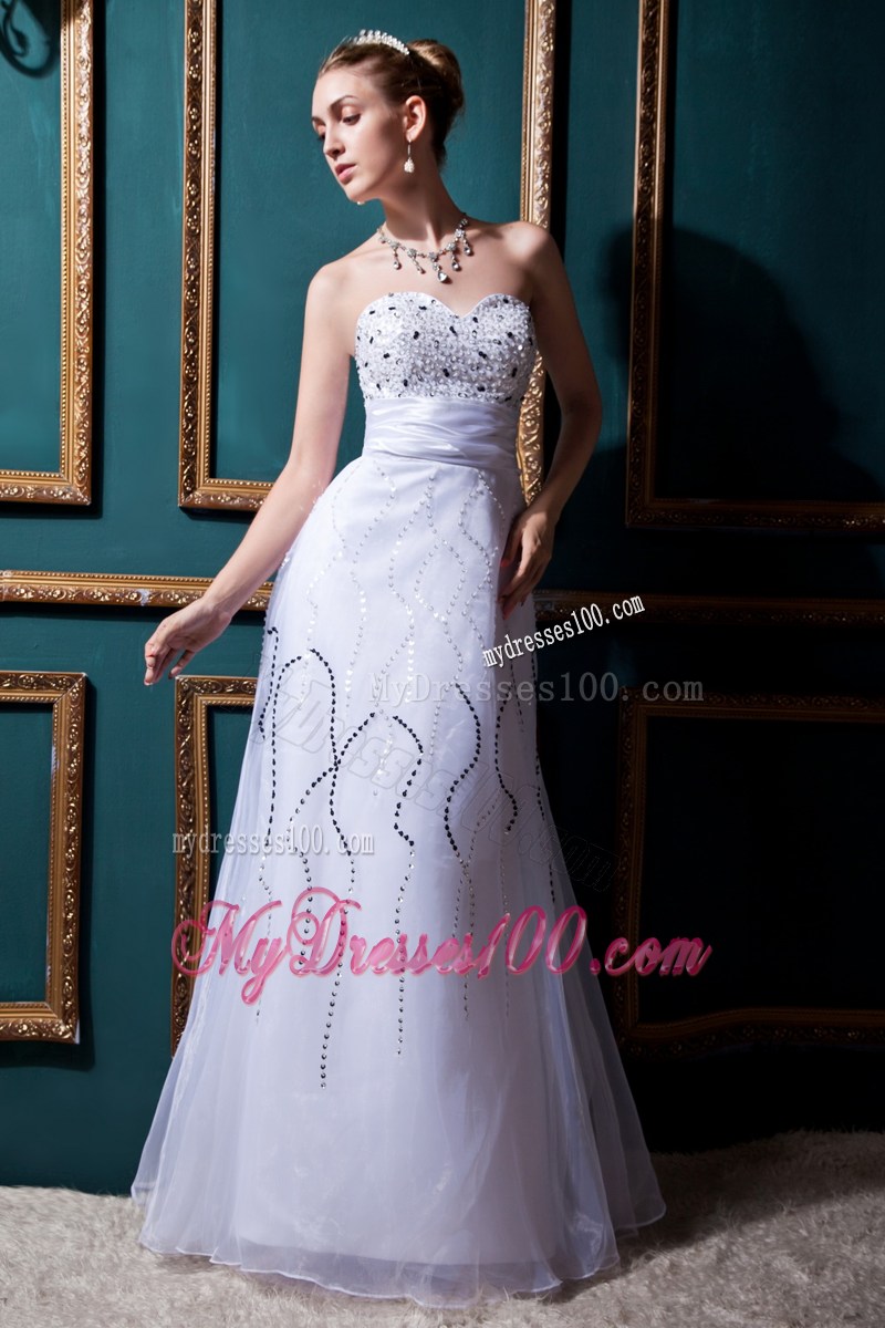 Pretty Lilac Column Sweetheart Strapless Wedding Gown with Beading