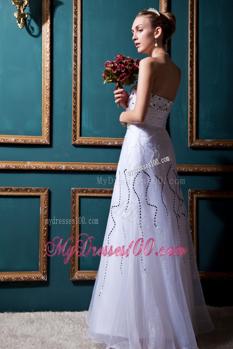 Pretty Lilac Column Sweetheart Strapless Wedding Gown with Beading