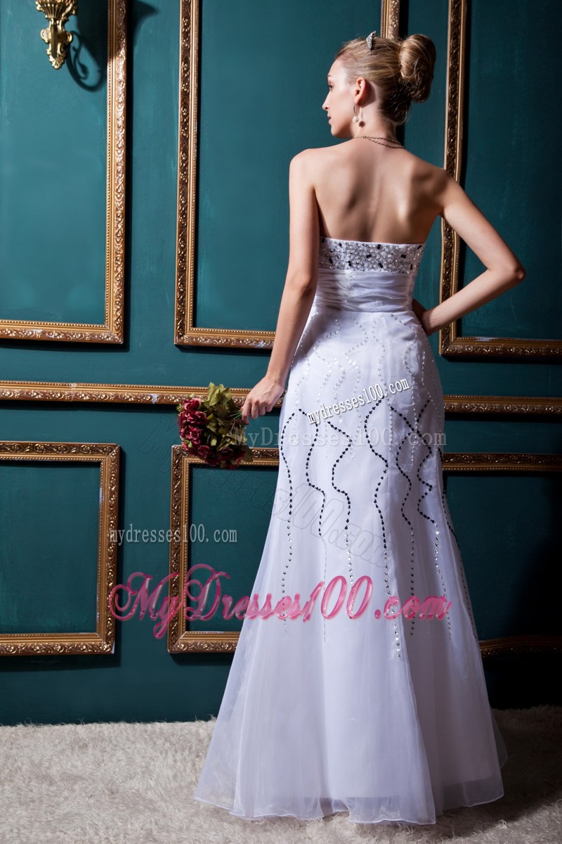 Pretty Lilac Column Sweetheart Strapless Wedding Gown with Beading
