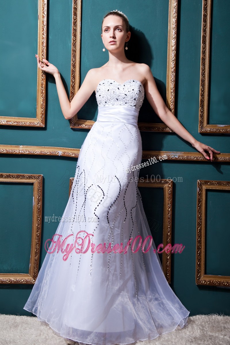 Pretty Lilac Column Sweetheart Strapless Wedding Gown with Beading