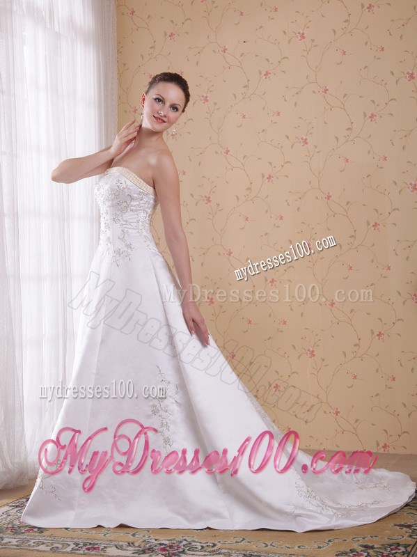 Pretty Embroidery Count Train White Wedding Dress with Ruffles